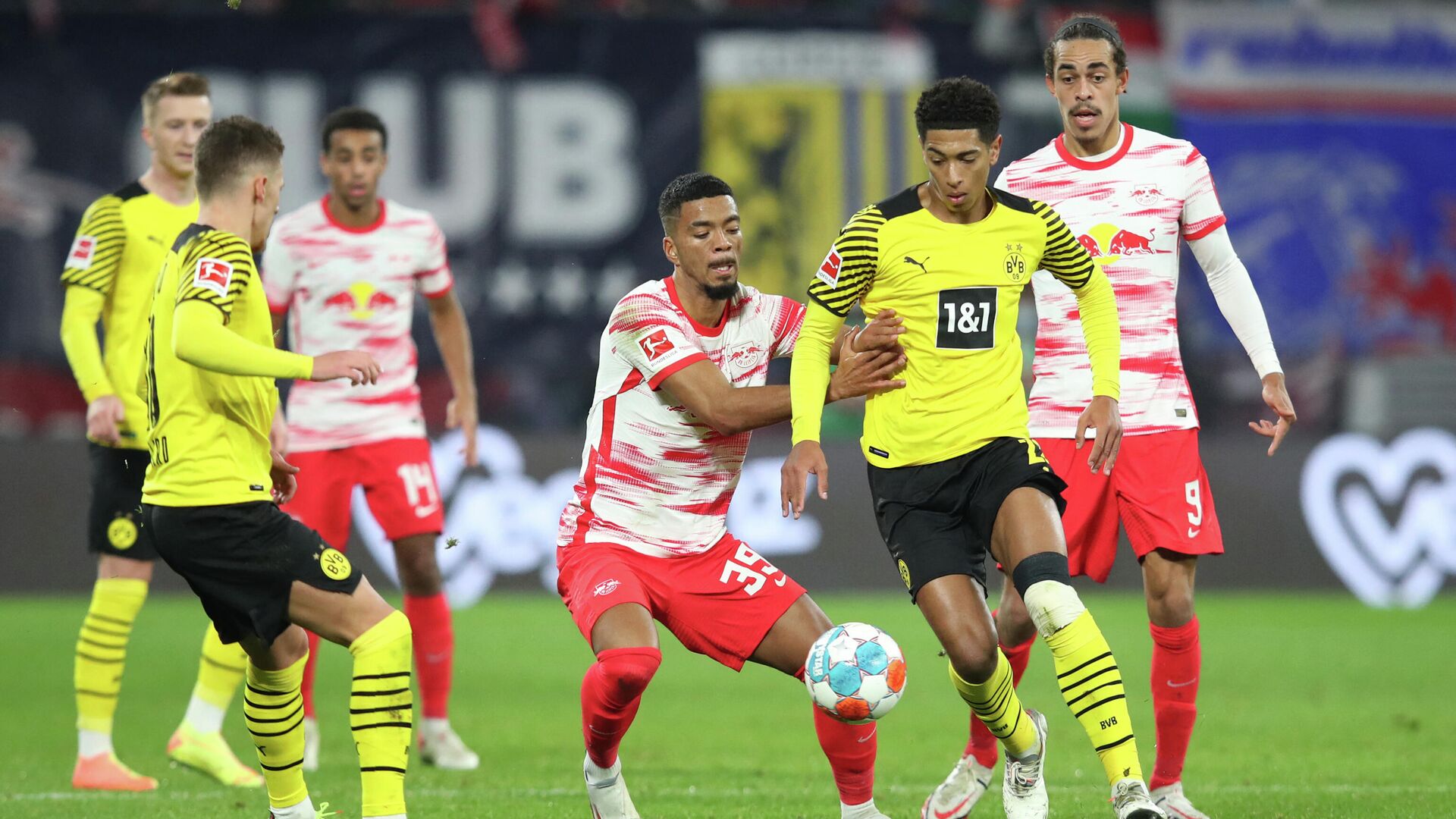 Leipzig's German defender Benjamin Henrichs (3rdR), Dortmund's English midfielder Jude Bellingham (2ndR) vie for the ball during the German first division Bundesliga football match between RB Leipzig and Borussia Dortmund in Leipzig, eastern Germany, on November 6, 2021. (Photo by Ronny HARTMANN / AFP) / DFL REGULATIONS PROHIBIT ANY USE OF PHOTOGRAPHS AS IMAGE SEQUENCES AND/OR QUASI-VIDEO - РИА Новости, 1920, 06.11.2021