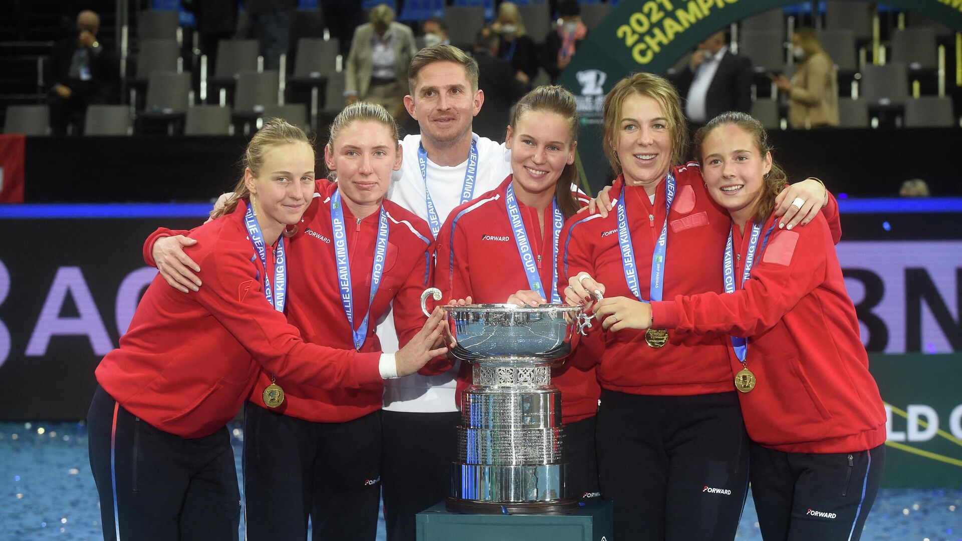 Team Russia (L-R) Liudmila Samsonova, Ekaterina Alexandrova, captain Igor Andreev, Veronika Kudermetova, Anastasia Pavluchenkova, Daria Kasatkina pose for media  with their trophy after winning the Billie Jean King Cup tennis match finals at the O2 Arena in Prague, Czech Republic, on November 6, 2021. (Photo by Michal Cizek / AFP) - РИА Новости, 1920, 07.11.2021