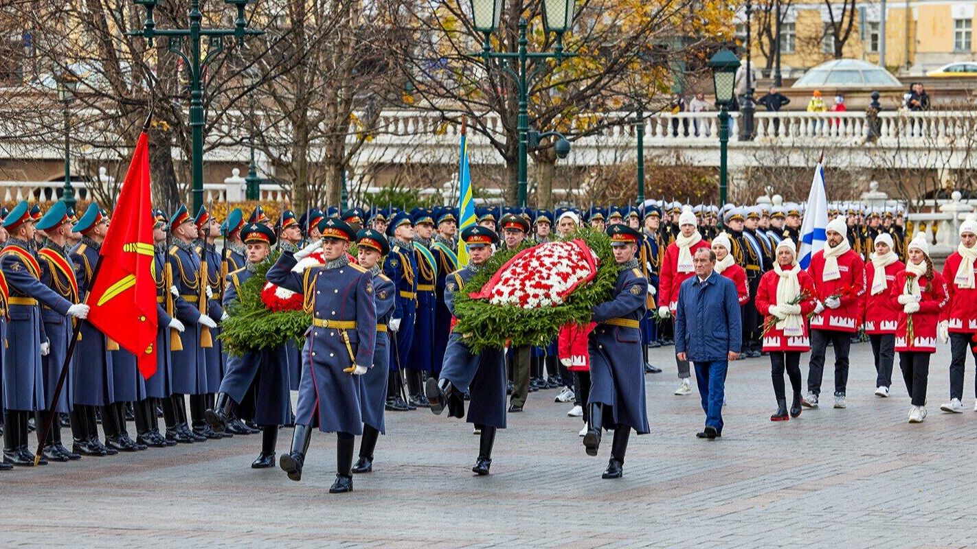 Делегация Правительства Москвы возложила цветы и венки к Могиле Неизвестного Солдата в память о параде 7 ноября 1941 года - РИА Новости, 1920, 07.11.2021