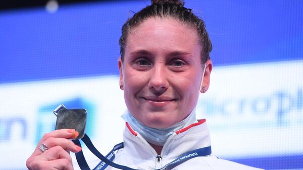 Анастасия Кирпичникова (Россия), завоевавшая золотую медаль в финальном заплыве на 1500 метров вольным стилем среди женщин на чемпионате Европы по плаванию на короткой воде в Казани, на церемонии награждения.