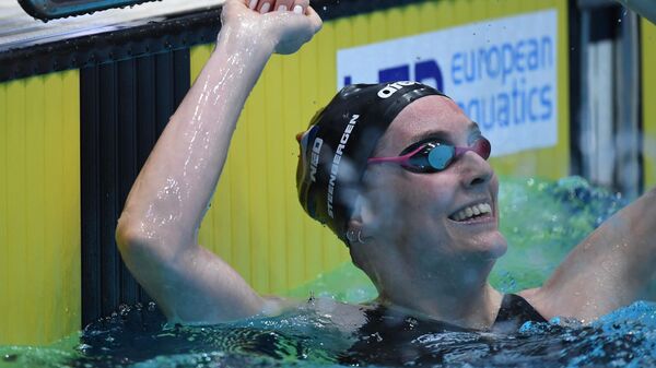 Маррит Стенберген (Нидерланды) после финального заплыва на 200 метров вольным стилем среди женщин на чемпионате Европы по плаванию на короткой воде в Казани.