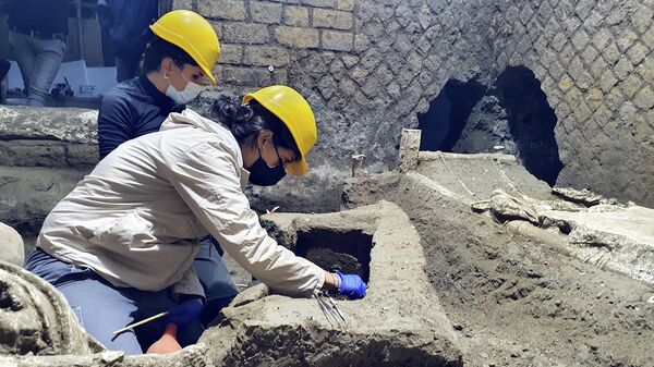 Археологи работают в комнате рабов, обнаруженной на римской вилле недалеко от древнеримского города Помпеи