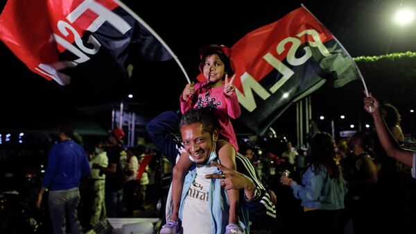 Сторонники Даниэля Ортеги во время объявления предварительных итогов выборов в Никарагуа