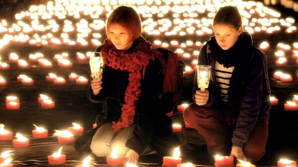 Девочки участвуют в мероприятии, посвященном годовщине Хрустальной ночи в Дрездене