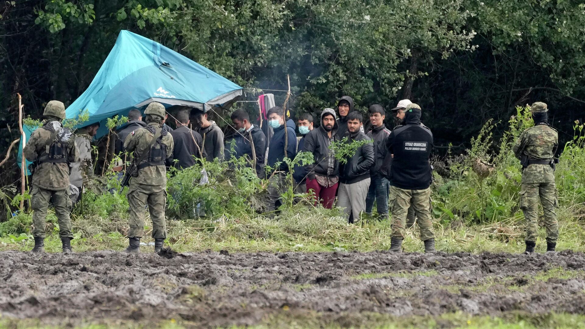 Военнослужащие территориальной обороны Польши блокируют группу беженцев на белорусско-польской границе - РИА Новости, 1920, 08.11.2021