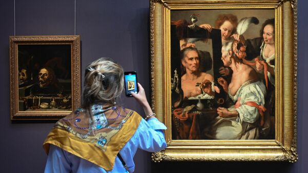 Посетительница на выставке Бывают странные сближенья... в ГМИИ им. А.С. Пушкина в Москве