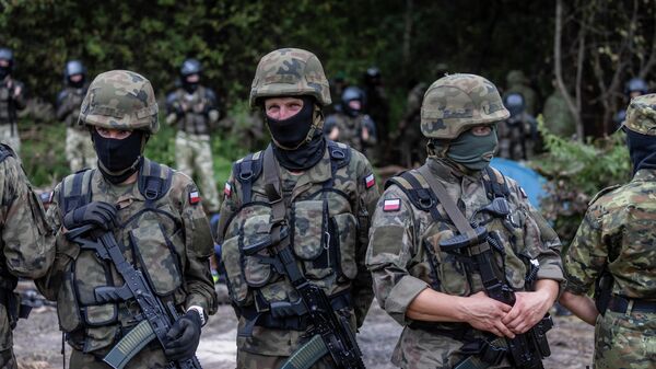 Военнослужащие и пограничники Польши блокируют группу беженцев на белорусско-польской границе