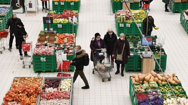 Покупатели в гипермаркете Ашан в Новосибирске