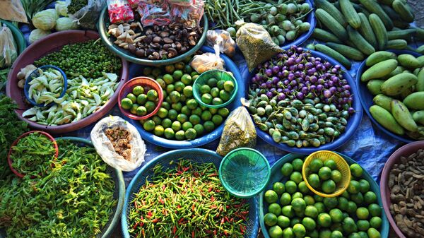 Фрукты и овощи на рынке в Таиланде