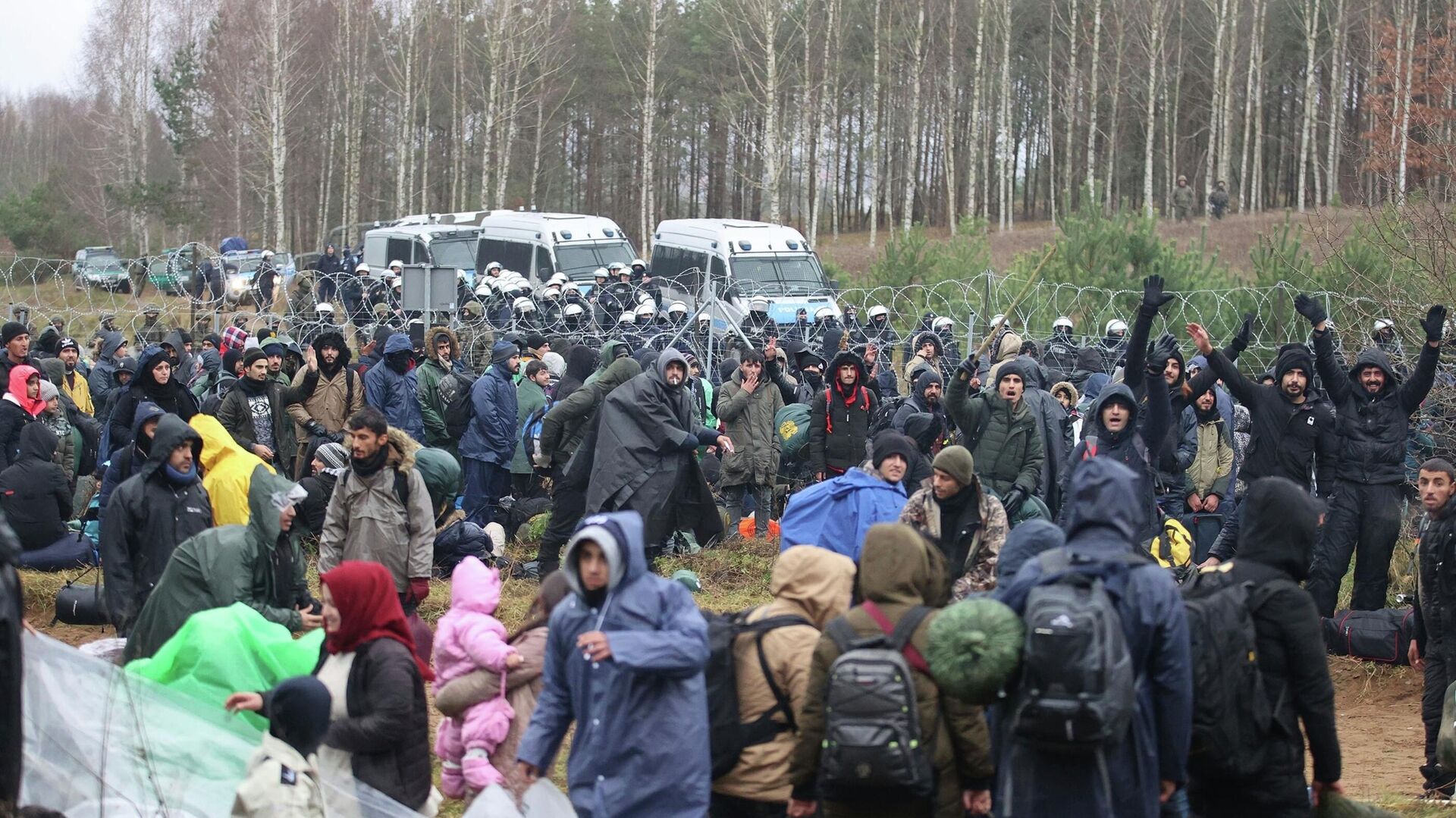 Более двух тысяч беженцев находятся на границе, заявили в Белоруссии