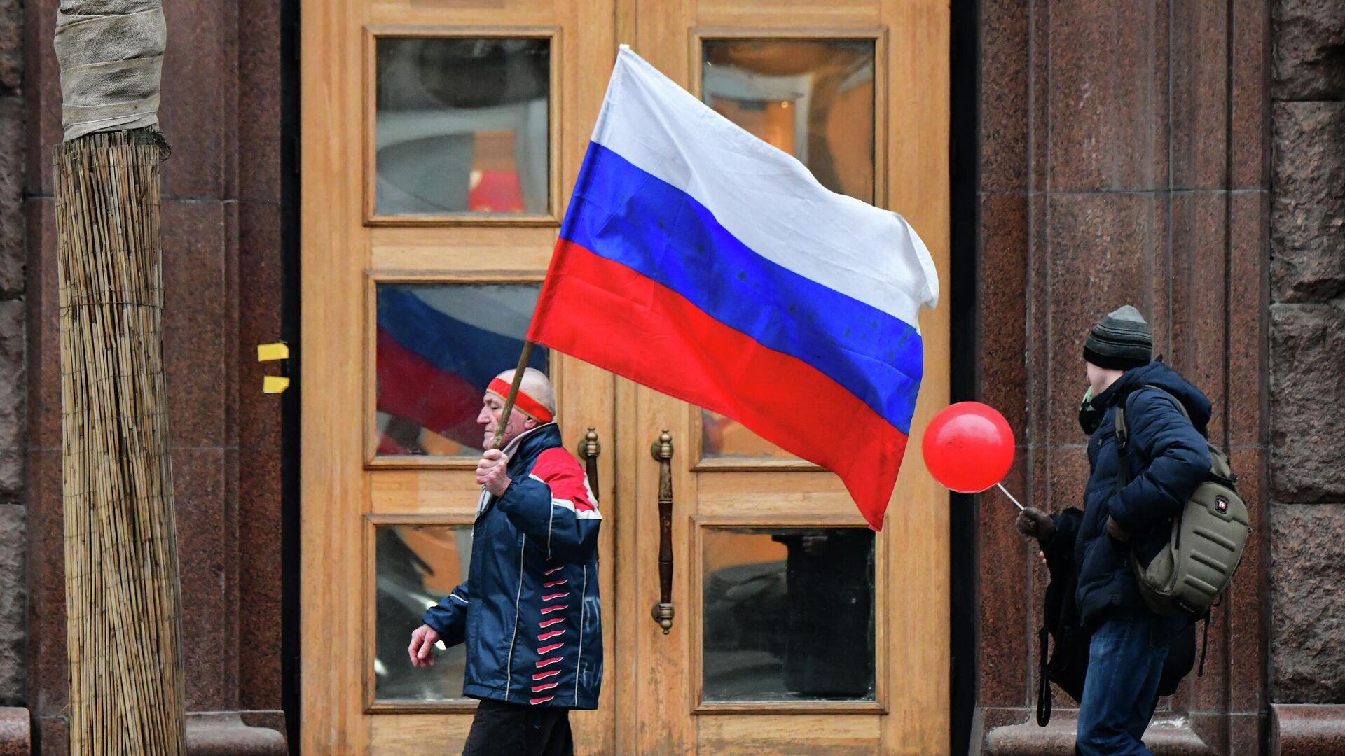 Мужчина идёт с флагом России, Москва - РИА Новости, 1920, 09.11.2021