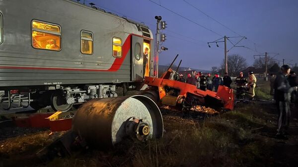Пассажирский поезд столкнулся с асфальтоукладчиком в селении Эльхотово Северной Осетии