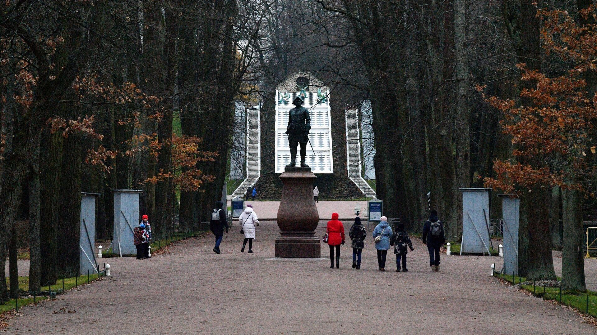 Посетители возле памятника Петру I в Нижнем парке Государственного музея-заповедника Петергоф - РИА Новости, 1920, 08.11.2021