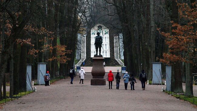 Посетители возле памятника Петру I в Нижнем парке Государственного музея-заповедника Петергоф