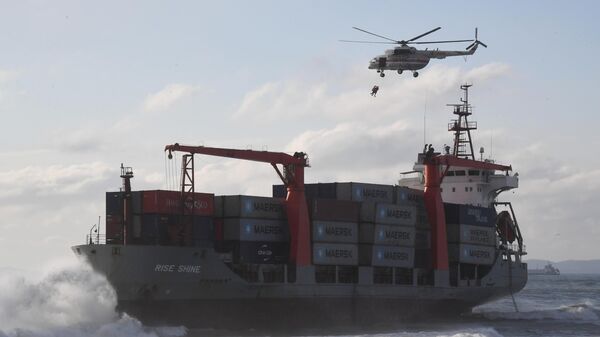 Эвакуация экипажа контейнеровоза Rise Shine, севшего на мель в районе мыса Козино у берегов Находки