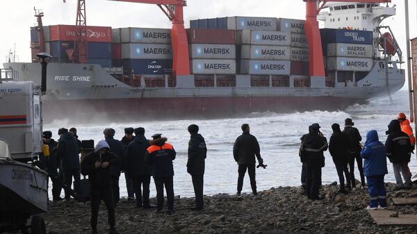 Водолазное судно вышло к контейнеровозу, севшему на мель в Приморье