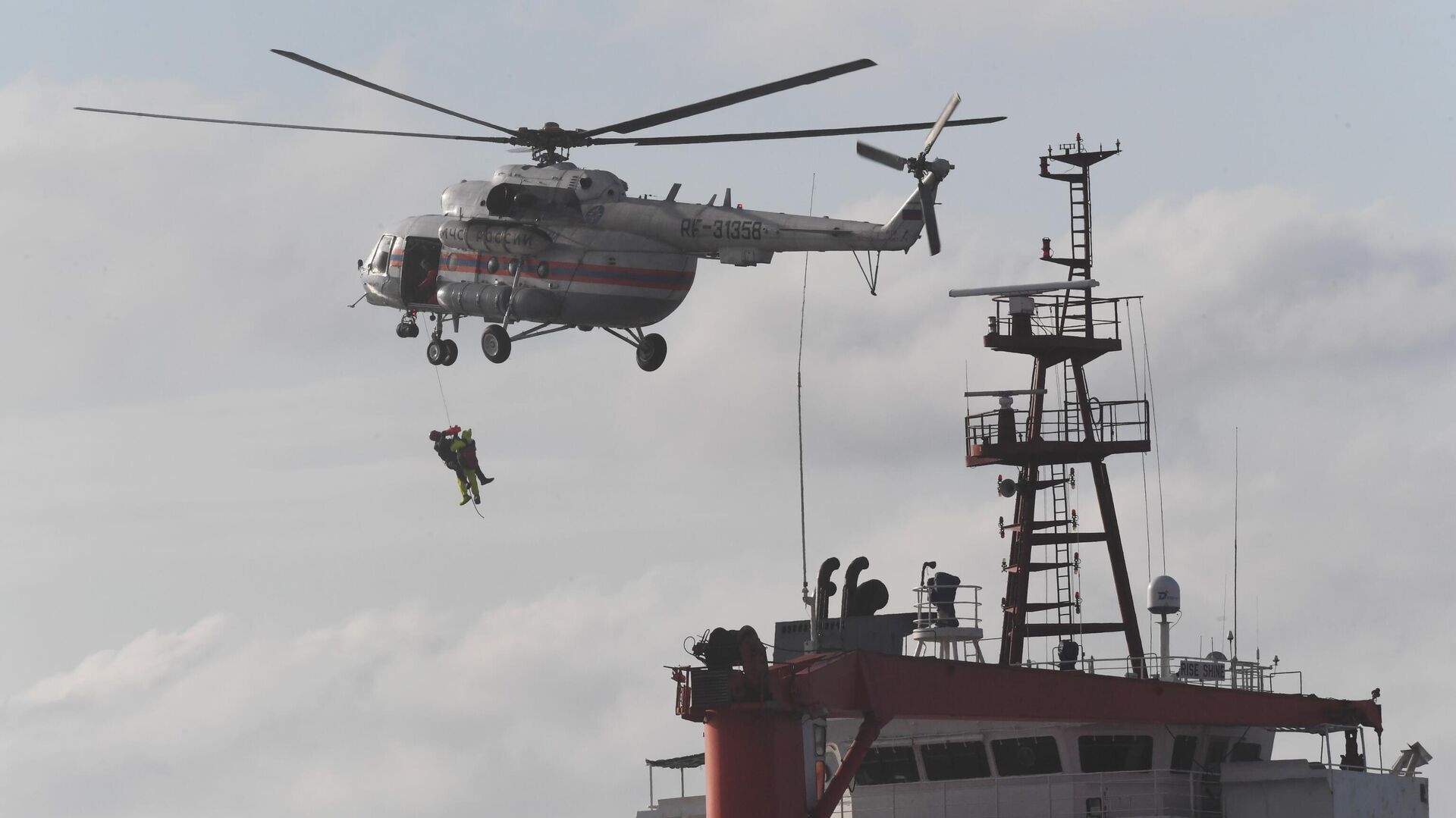 В Приморье эвакуировали девять членов экипажа с терпящего бедствие судна 
