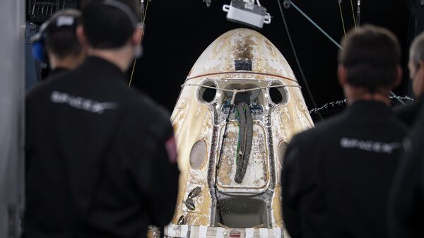 Космический корабль SpaceX Crew Dragon поднимают на борт спасательного судна в Мексиканском заливе