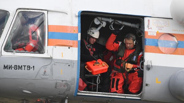 Сотрудники МЧС РФ во время эвакуации экипажа контейнеровоза Rise Shine, севшего на мель в районе мыса Козино у берегов Находки