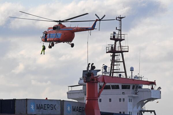 Сотрудники МЧС РФ эвакуируют экипаж контейнеровоза Rise Shine, севшего на мель в районе мыса Козино у берегов Находки