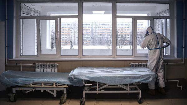 Медицинский работник в отделении для больных коронавирусом в городской клинической больнице № 15 имени О. М. Филатова в Москве