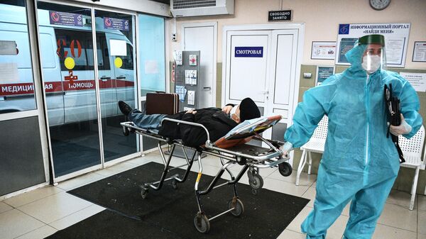 Медицинский работник и пациент в приемном отделении для больных коронавирусом в городской клинической больнице № 15 имени О. М. Филатова в Москве