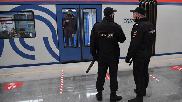 Сотрудники полиции на станции Московского метрополитена