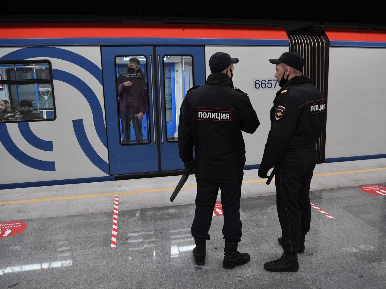 В Москве поймали человека, помывшего из шланга поезд метро - РИА Новости,  27.01.2023