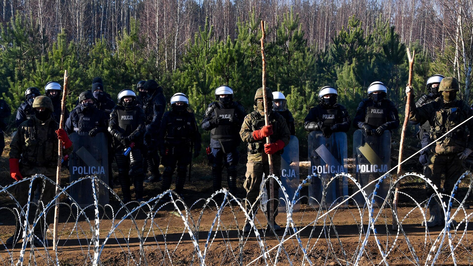 Сотрудники польской полиции на польско-белорусской границе - РИА Новости, 1920, 09.11.2021