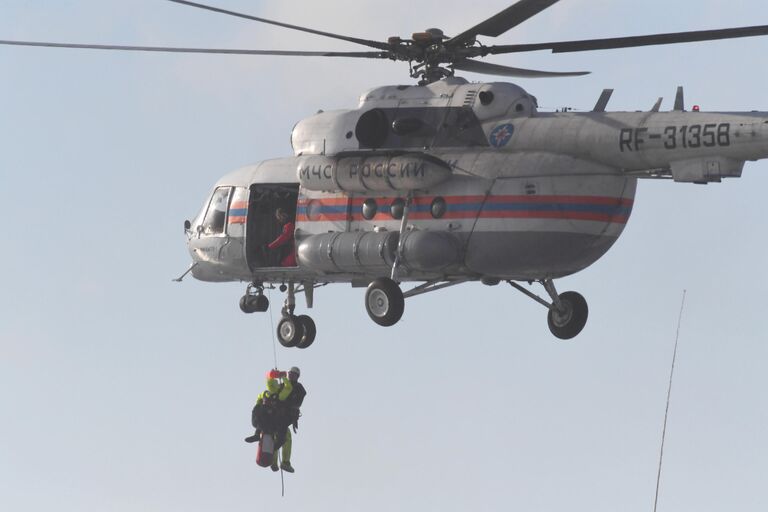 Сотрудники МЧС РФ эвакуируют экипаж контейнеровоза Rise Shine, севшего на мель в районе мыса Козино у берегов Находки