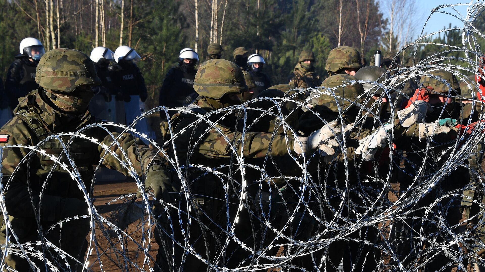 Польские военнослужащие устанавливают забор из колючей проволоки на польско-белорусской границе - РИА Новости, 1920, 10.11.2021