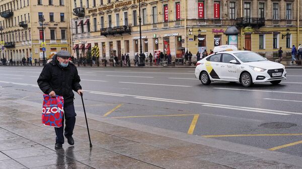 Пожилой мужчина на Невском проспекте в Санкт-Петербурге