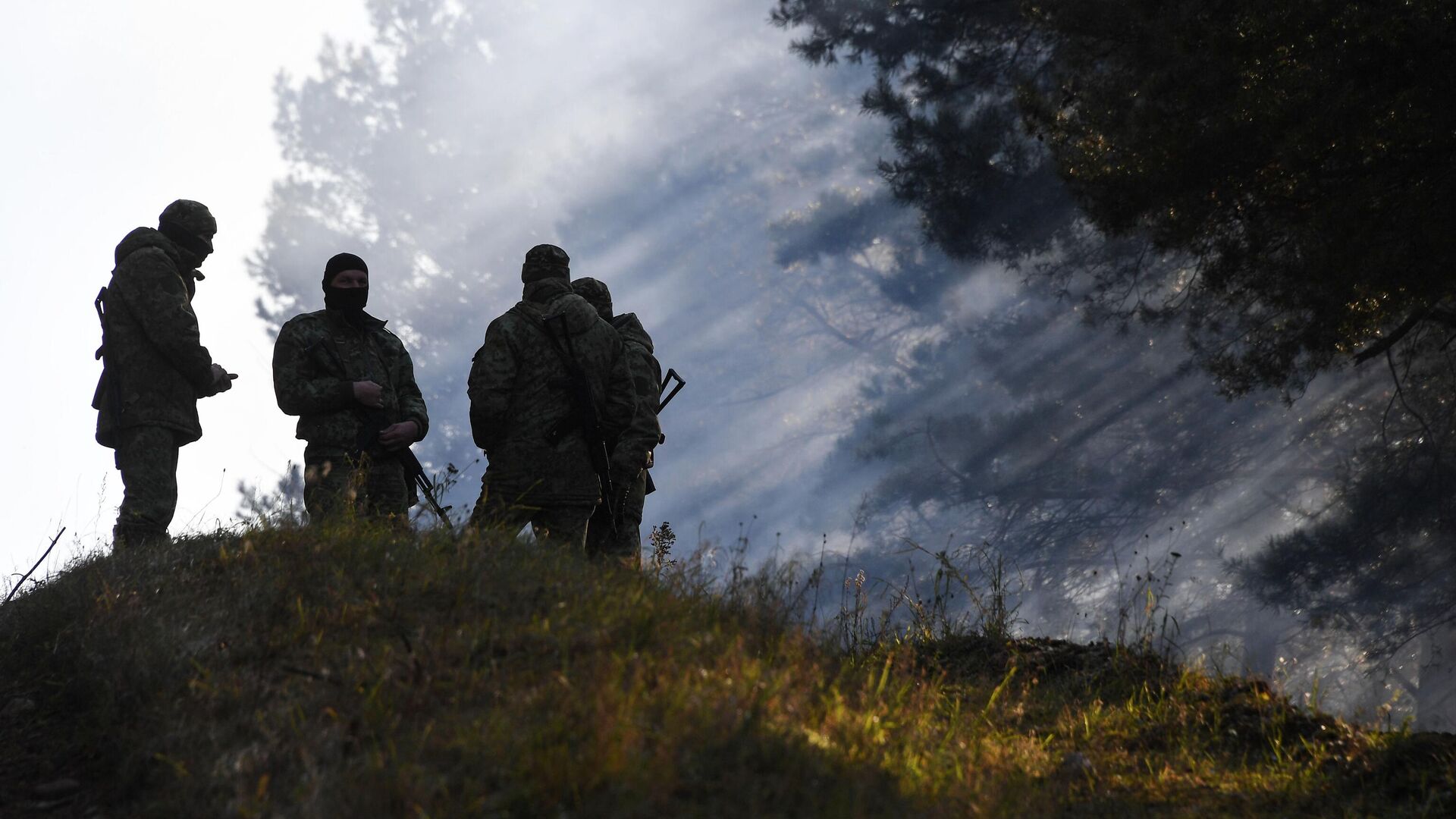 Белорусские военнослужащие рядом с лагерем нелегальных мигрантов на белорусско-польской границе - РИА Новости, 1920, 29.11.2021