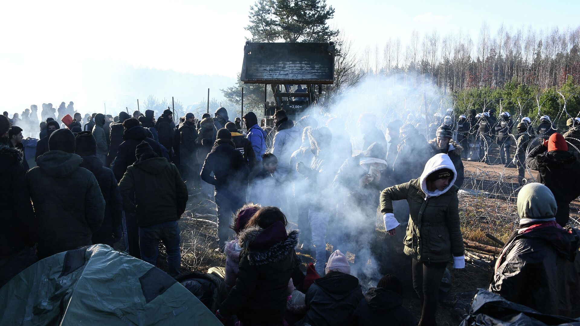 Беженцы в лагере нелегальных мигрантов на белорусско-польской границе - РИА Новости, 1920, 09.11.2021