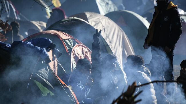 Беженцы в лагере нелегальных мигрантов на белорусско-польской границе