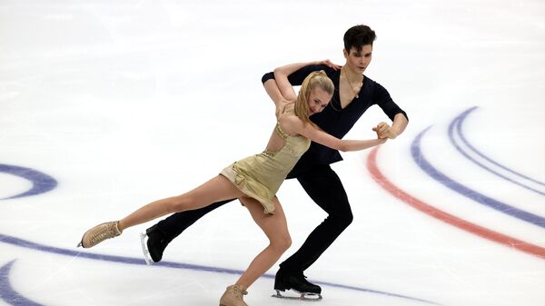 Софья Леонтьева и Даниил Горелкин выступают в ритмическом танце в финале Кубка России по фигурному катанию в Москве. 