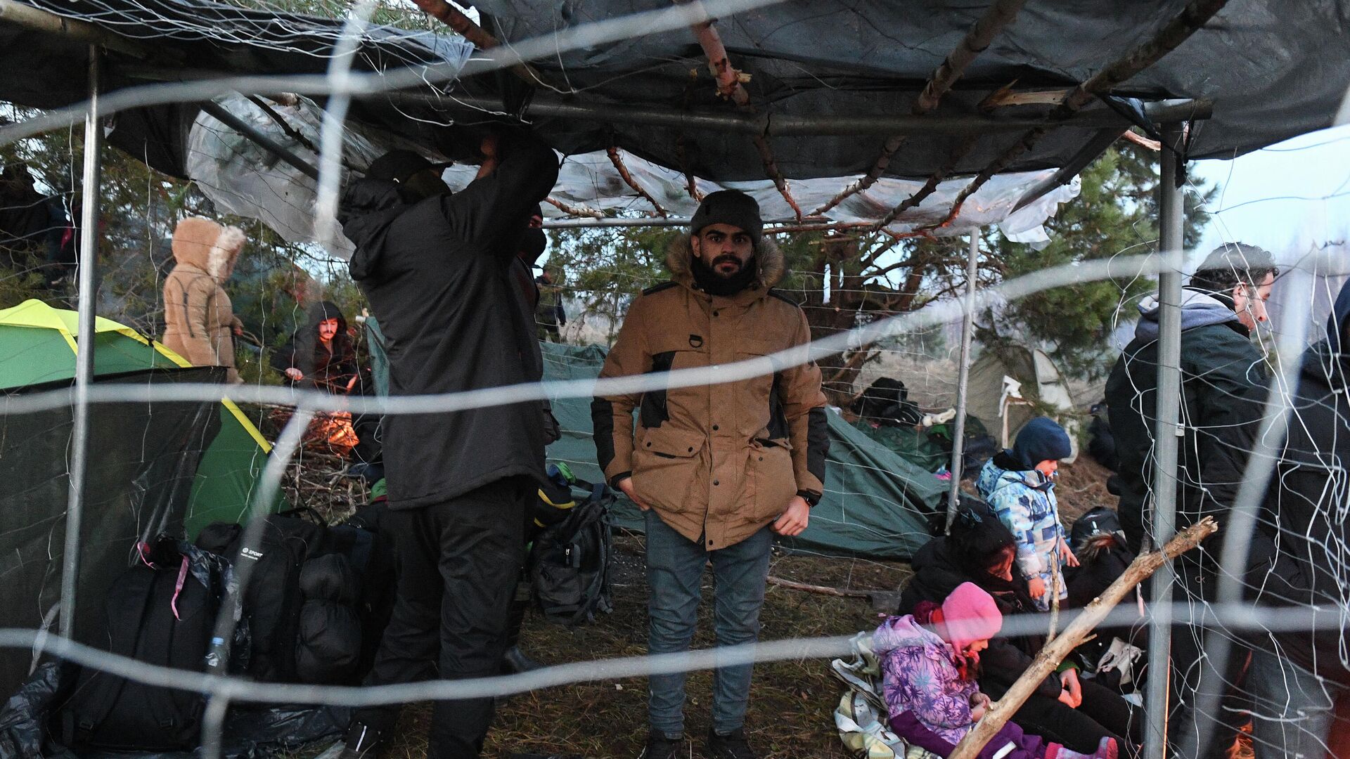 Беженцы в лагере нелегальных мигрантов на белорусско-польской границе - РИА Новости, 1920, 09.11.2021