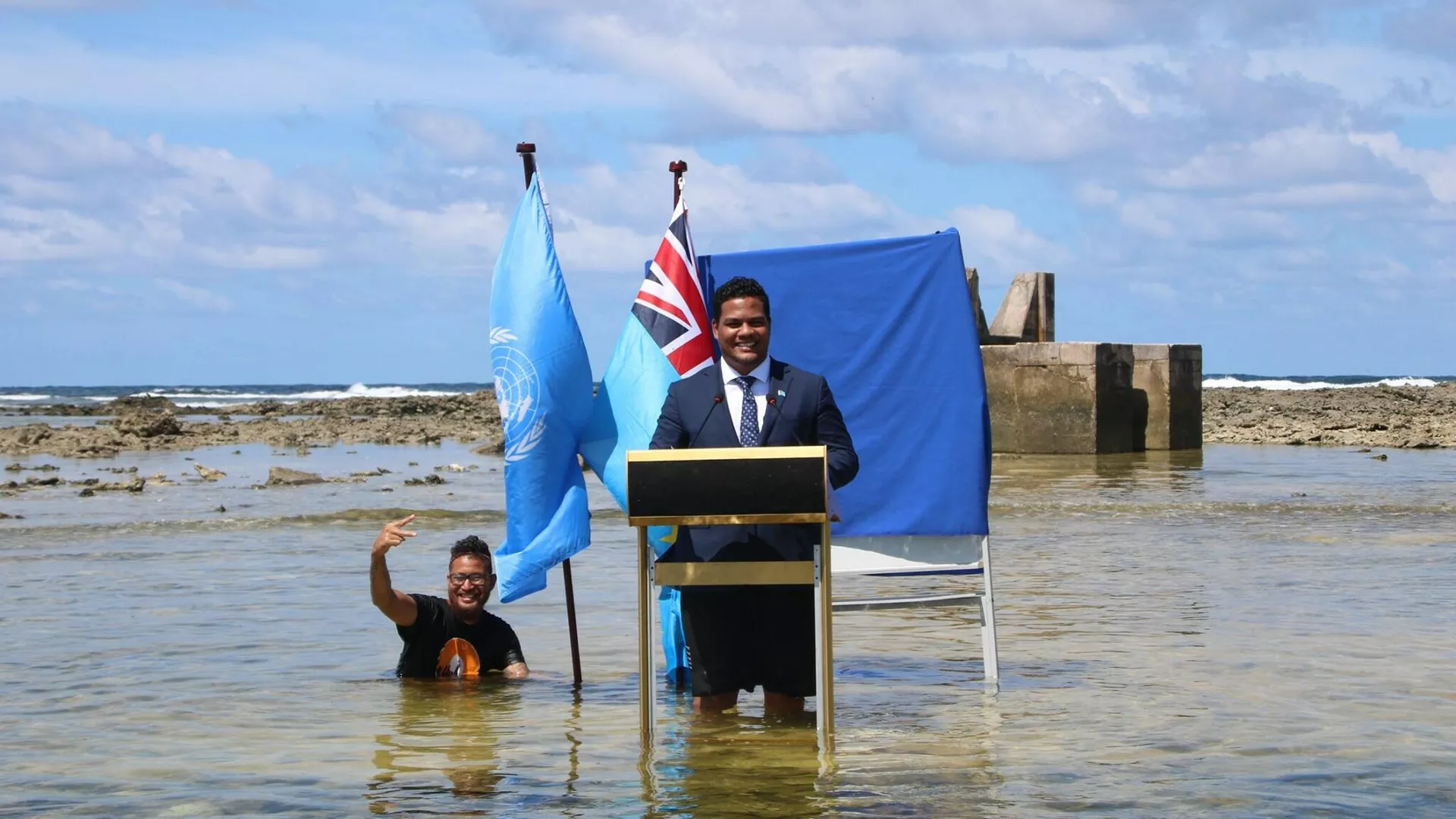 Министр юстиции, связи и иностранных дел Тувалу Саймон Кофе выступает с заявлением COP26, стоя в океане в Фунафути - РИА Новости, 1920, 09.11.2021