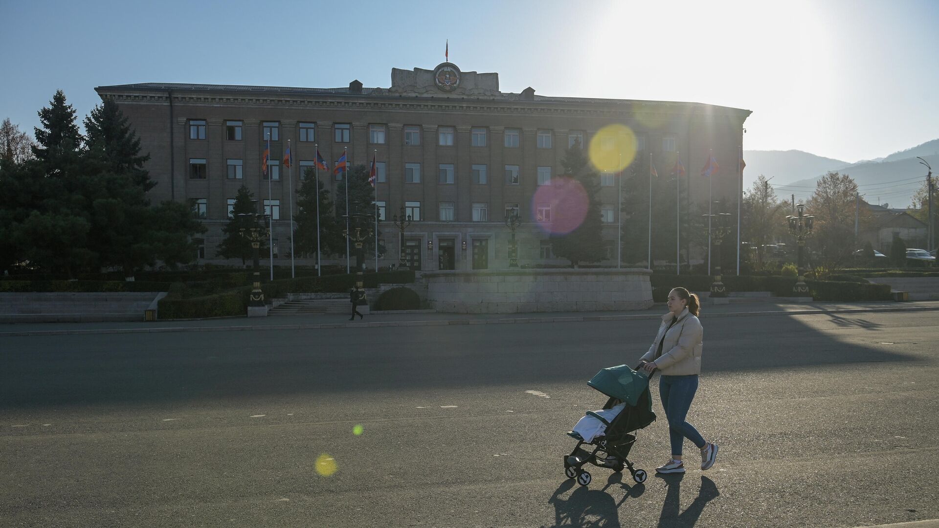 Женщина с коляской у здания правительства в городе Степанакерте в Нагорном Карабахе - РИА Новости, 1920, 01.01.2024