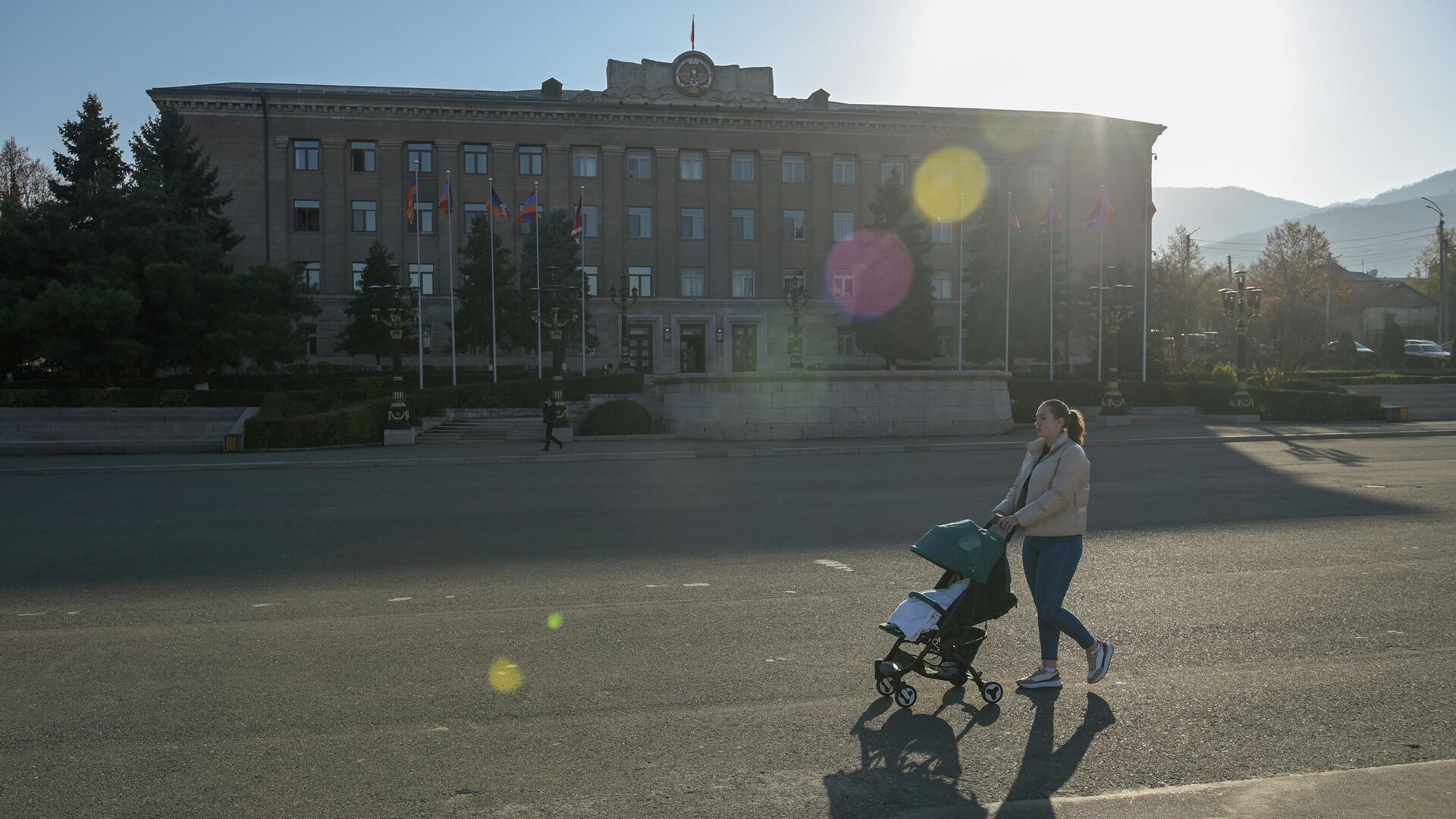 Женщина с коляской у здания правительства в городе Степанакерте в Нагорном Карабахе - РИА Новости, 1920, 01.01.2024