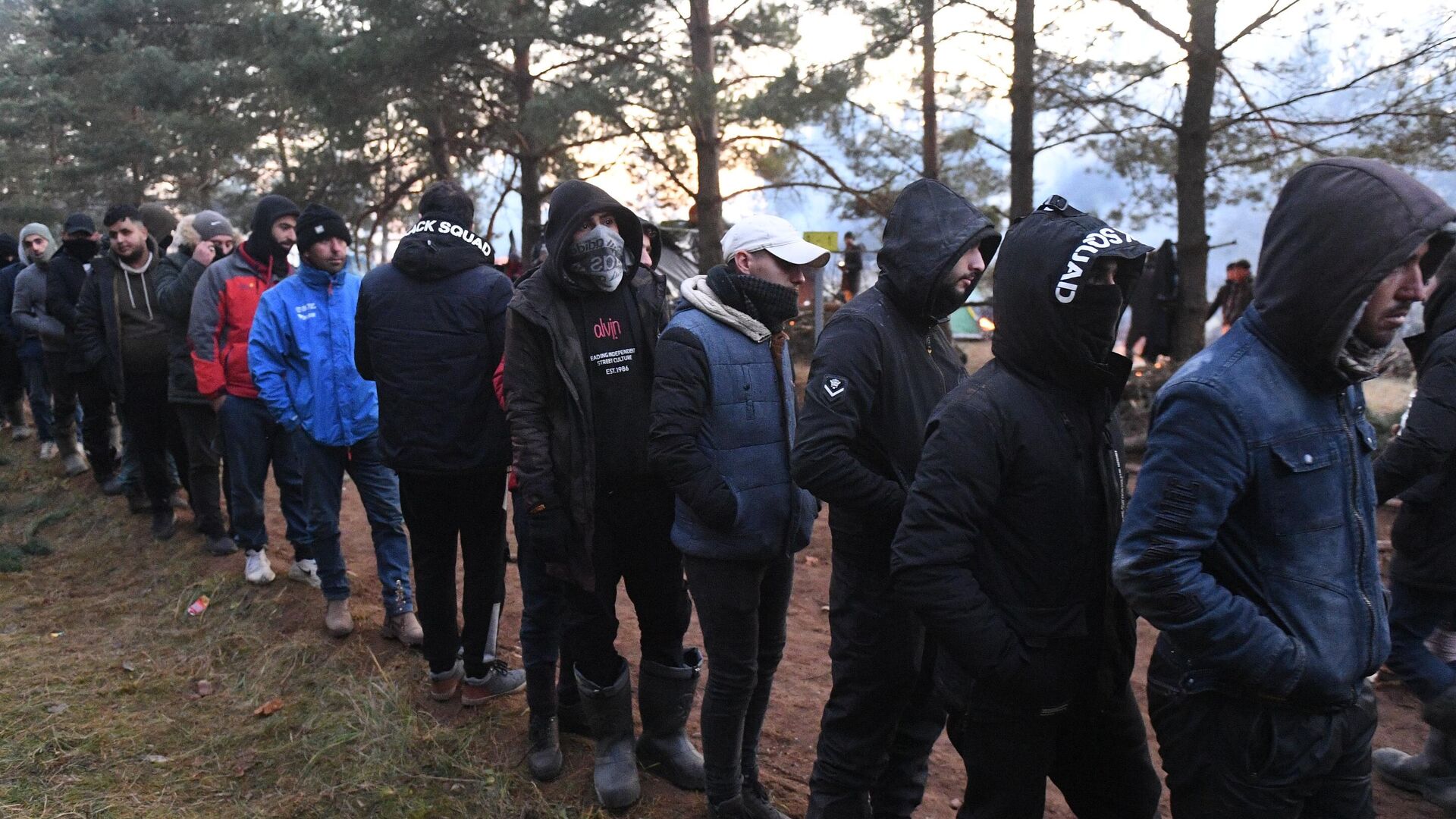 Очередь за водой в лагере нелегальных мигрантов на белорусско-польской границе - РИА Новости, 1920, 10.11.2021