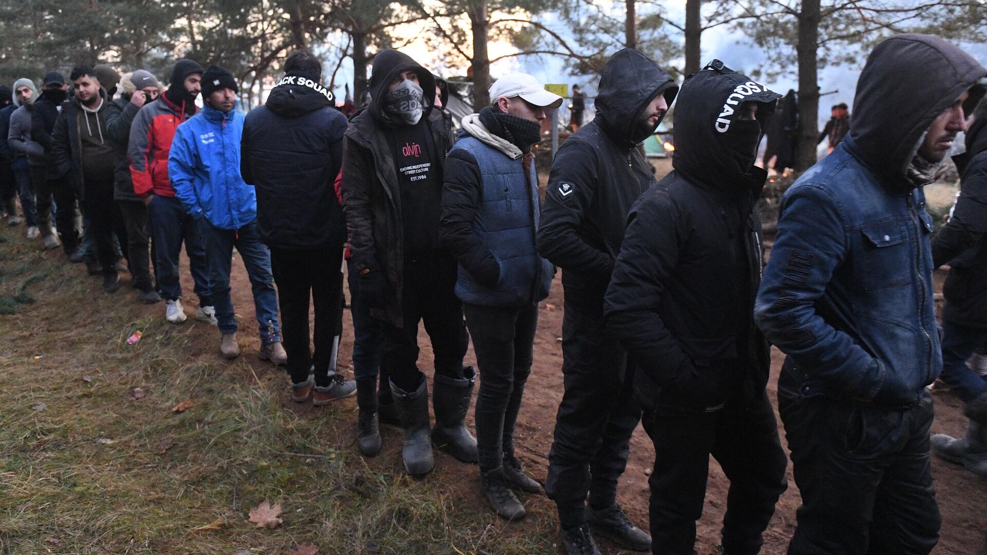 Очередь за водой в лагере нелегальных мигрантов на белорусско-польской границе - РИА Новости, 1920, 10.11.2021