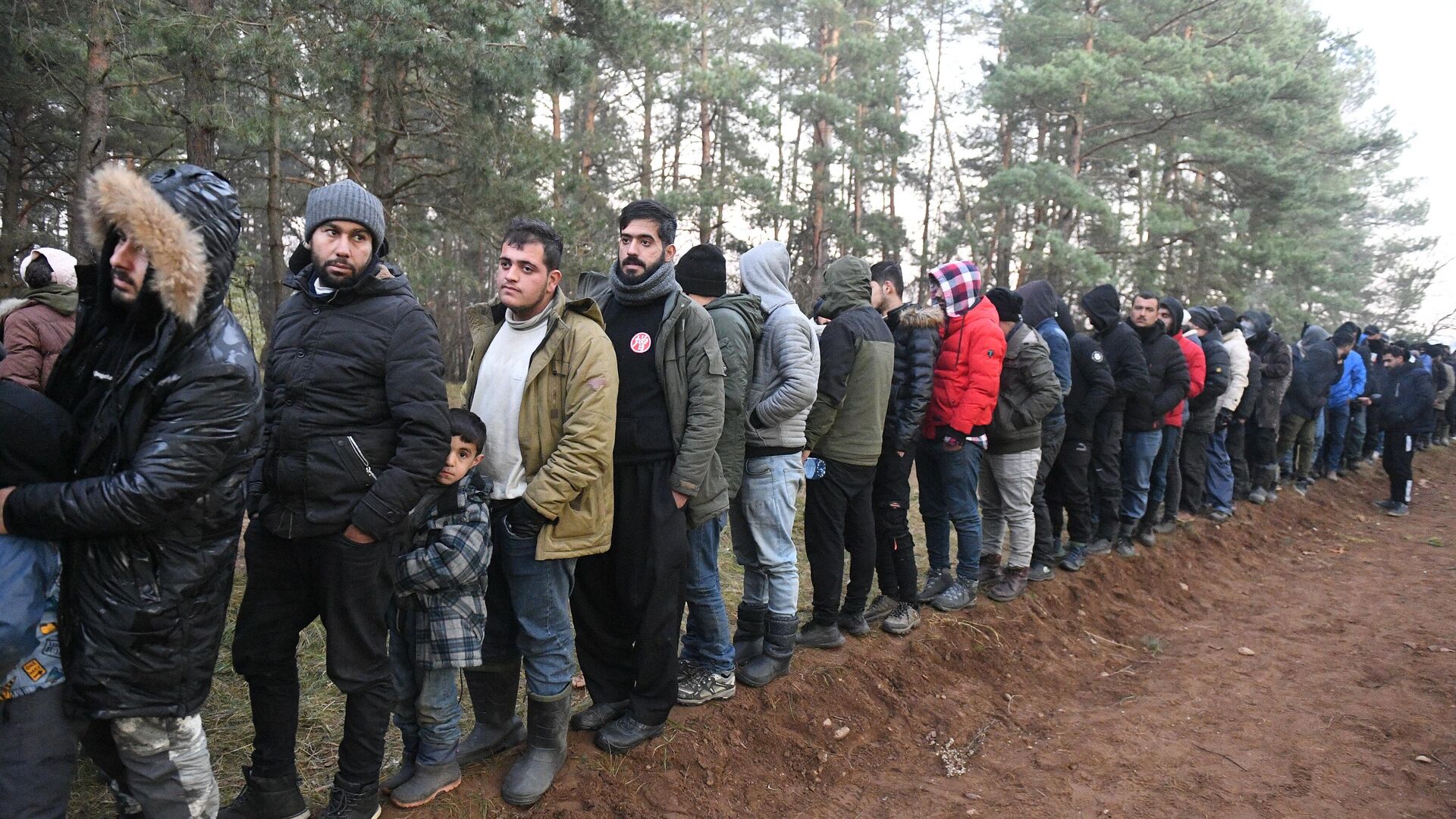 Раздача воды в лагере нелегальных мигрантов на белорусско-польской границе - РИА Новости, 1920, 10.11.2021