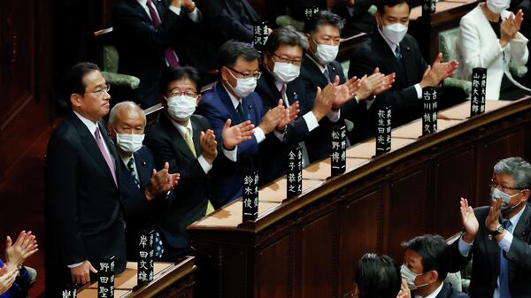 Фумио Кисида после переизбрания премьер-министром Японии во время заседания парламента 