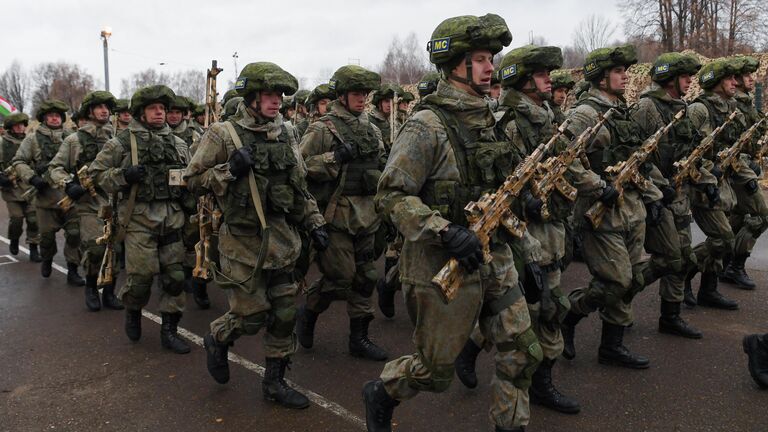 Военнослужащие на церемонии открытия миротворческих учений стран Организации Договора о коллективной безопасности Нерушимое братство - 2021 на полигоне Казанского высшего танкового командного Краснознаменного училища в Татарстане