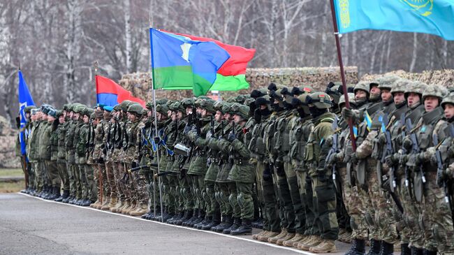 Военнослужащие на церемонии открытия миротворческих учений стран ОДКБ Нерушимое братство - 2021 на полигоне Казанского высшего танкового командного Краснознаменного училища в Татарстане.