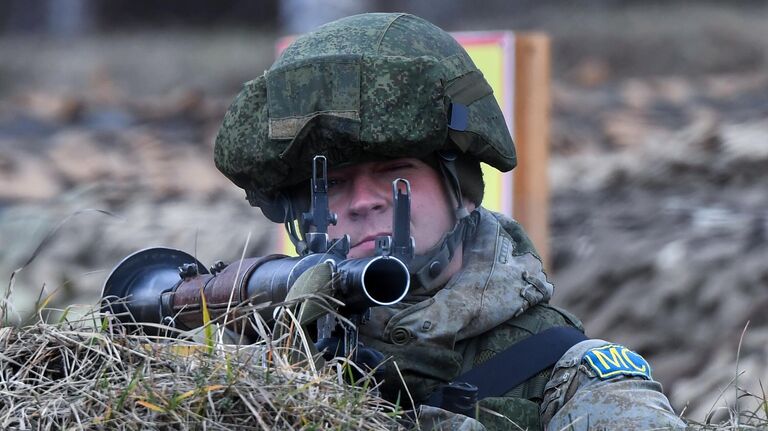 Военнослужащий на миротворческих учениях стран ОДКБ Нерушимое братство - 2021 на полигоне Казанского высшего танкового командного Краснознаменного училища в Татарстане