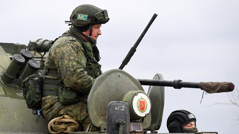 Военнослужащий на броне бронетранспортера во время отработки сопровождения гуманитарной помощи в рамках миротворческих учений стран ОДКБ Нерушимое братство - 2021 на полигоне Казанского высшего танкового командного Краснознаменного училища в Татарстане