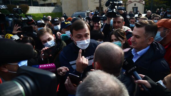 Участники акции сторонников Михаила Саакашвили и журналисты в Тбилиси