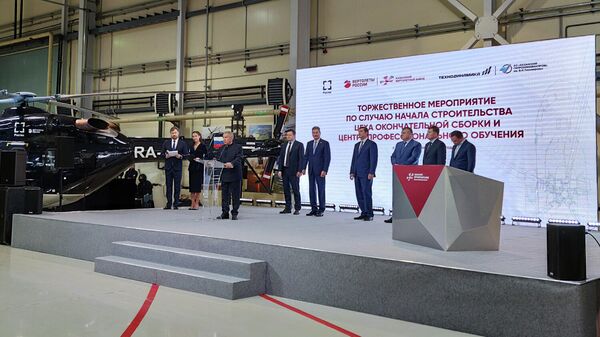 Участники торжественного мероприятия по случаю строительство нового цеха окончательной сборки вертолетов  на Казанском вертолетном заводе 